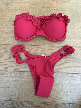 Neuer, roter Bikini mit Rüschen, Grösse S - Neu