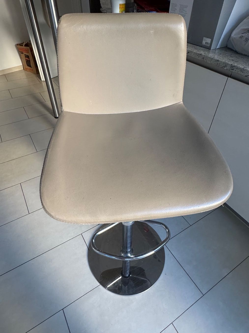Pfister Hocker: Pfister Barhocker mit Lederbezug und Luftfeder – Gebraucht aus Zürich von hwang 2