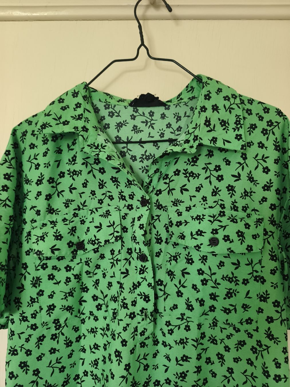 Robes: grünes Hemdkleid mit schwarzen Blumen – Neuf (Voir description) à Schaan par Sarahvo13 2
