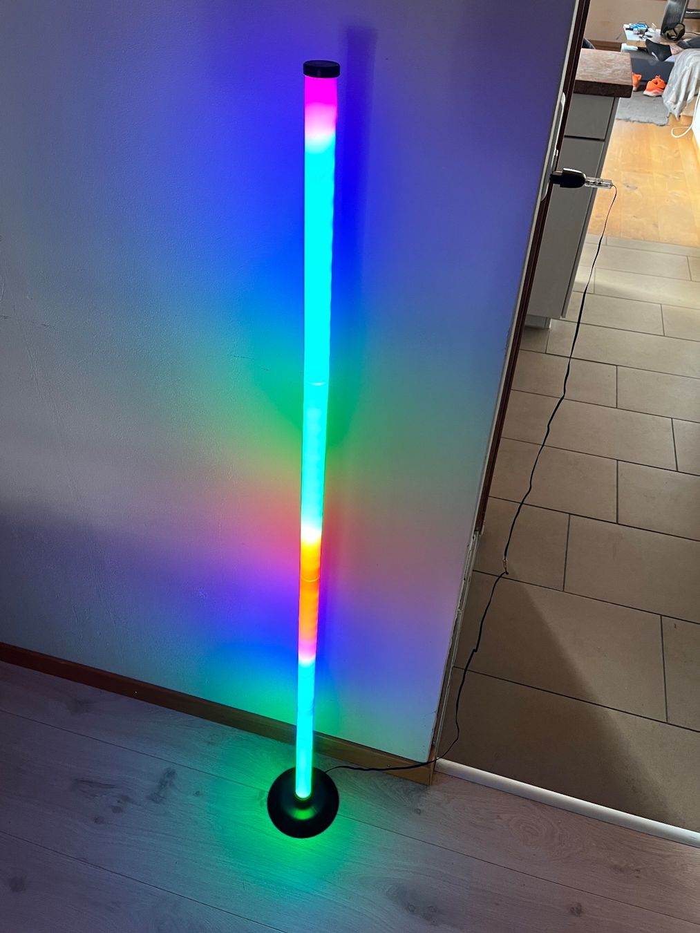 Lampade: LED-Stehlampe mit Farbwechsel – Usato da Engelberg venduto da quequotl