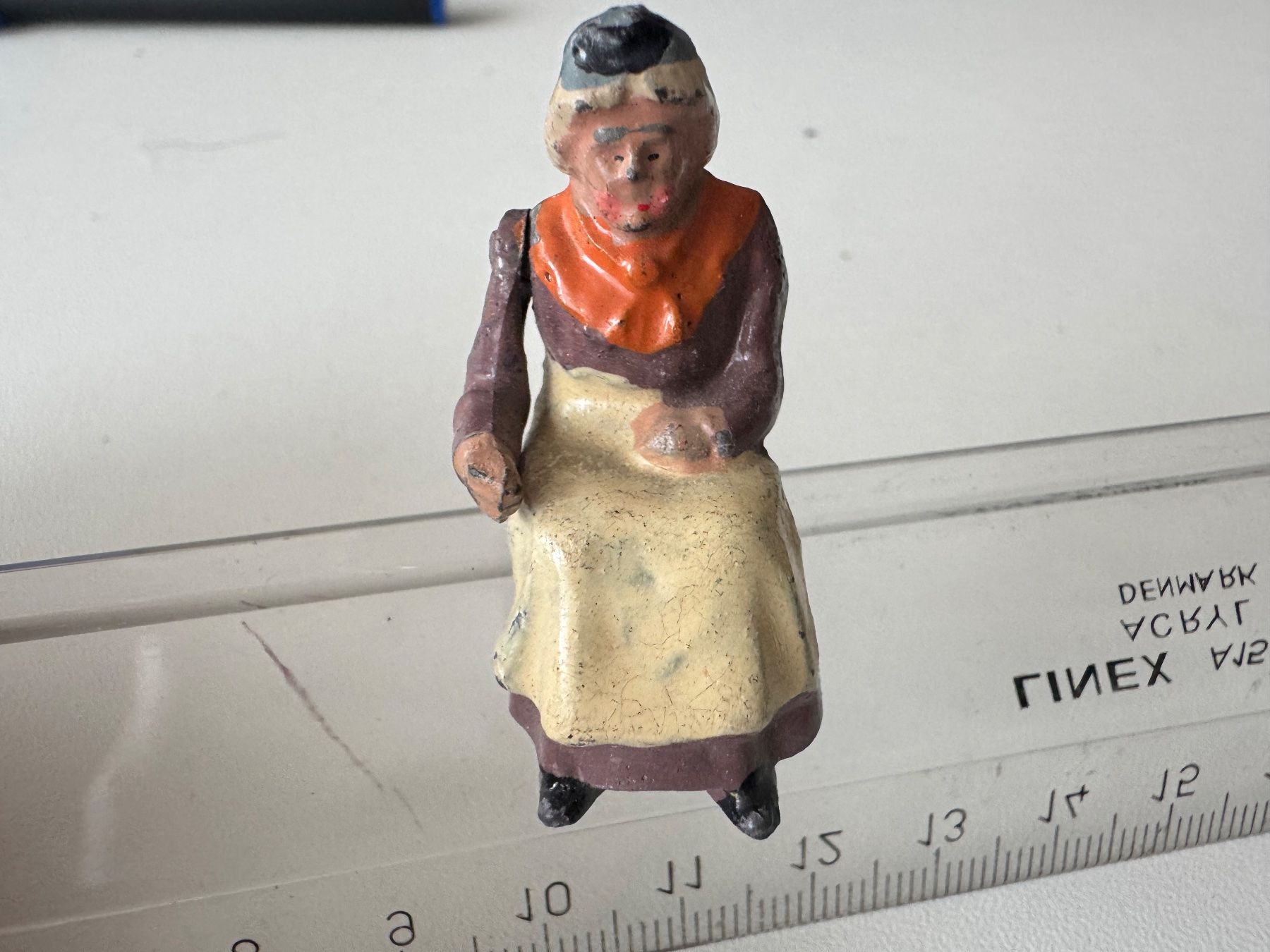 Bing Spielzeuge: Uralte, Metall-Guss Figur "Sitzende Grossmutter", H 4 cm – Gebraucht aus Winterthur von Arma3 1