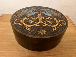 Dekorative Vintage Holzschatulle mit exotischem Pfauenrelief