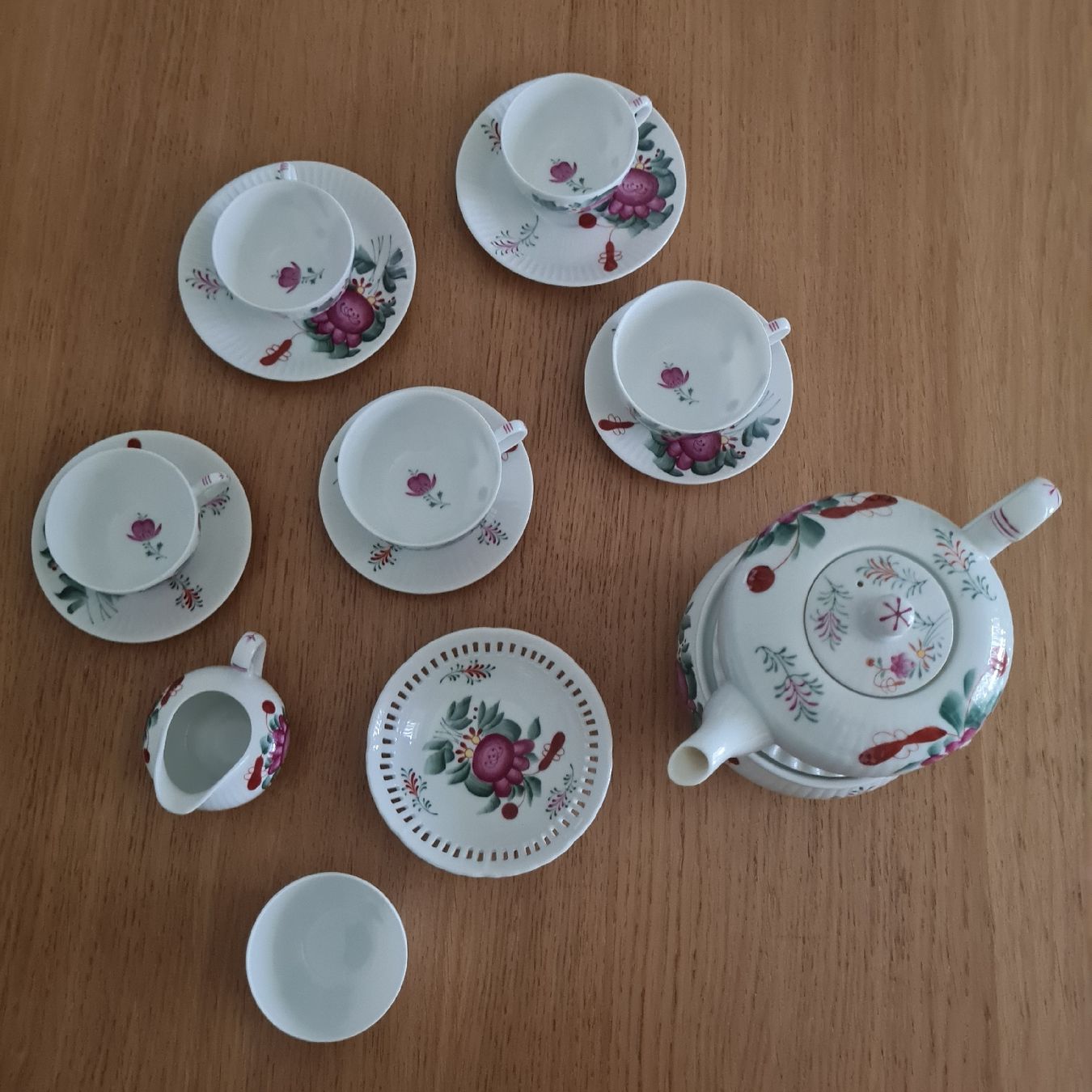 Set di piatti: Teeservice Ostfriesland  – Usato da Basel venduto da Piscosour01 5