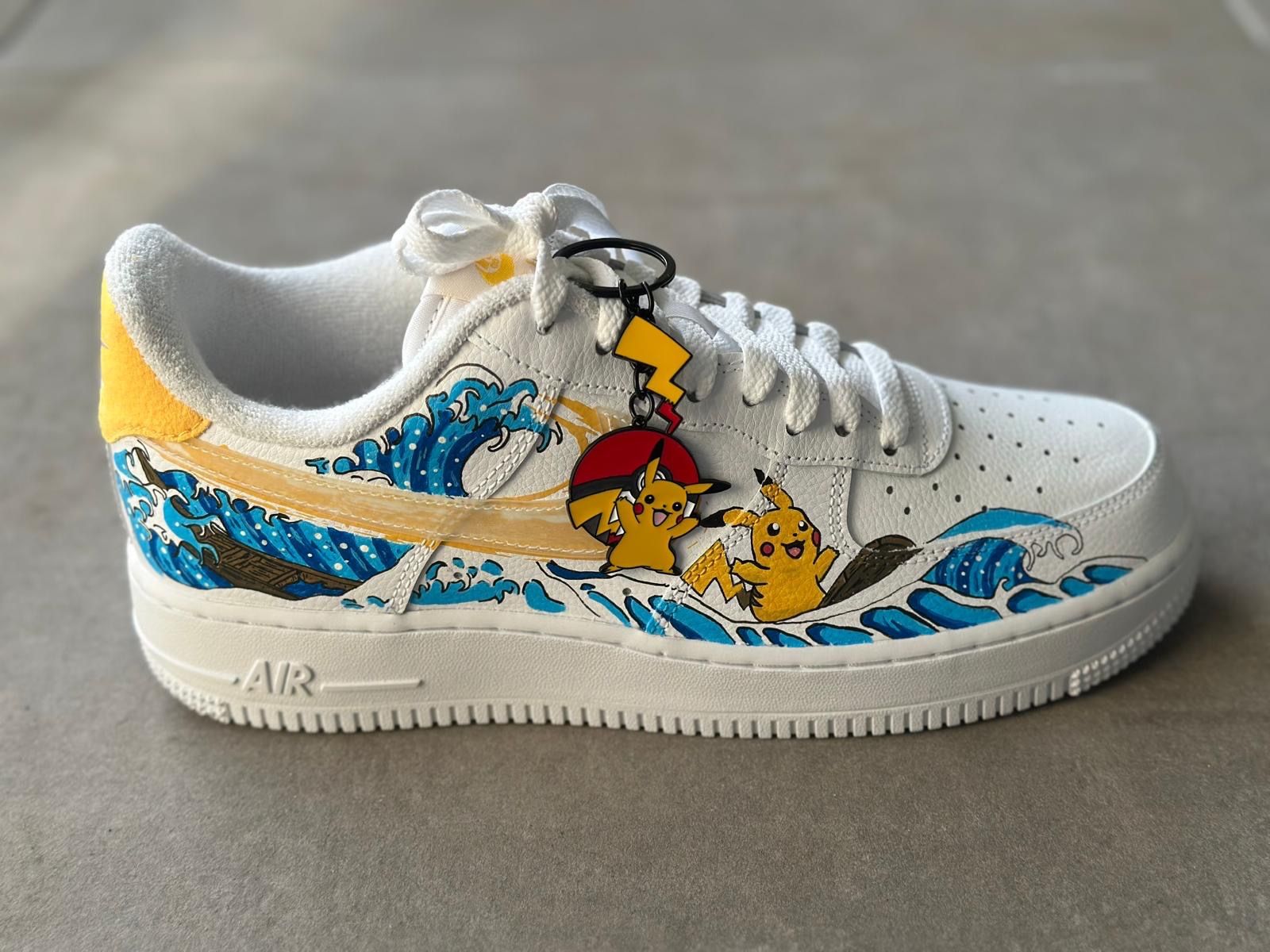Nike Scarpe da uomo: Individuell bemalte Air Force 1 "Pikachu Wave" Grösse 41 – Nuovo e nell'imballaggio originale da Edlibach venduto da leo_ftr7 1