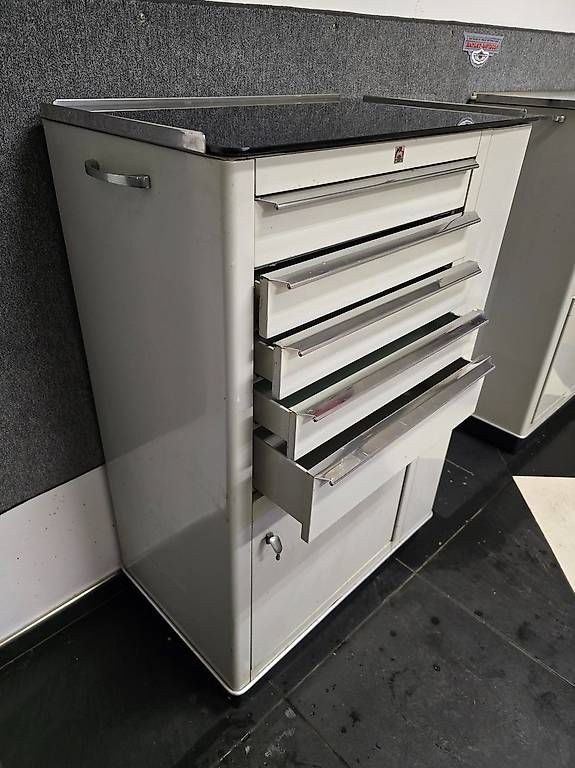 Armadi: BAISCH Medizinal-Schrank ca. BJ 1960 oder älter: 100x68x42 – Usato da Pfeffingen venduto da rov_9frp 1