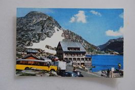 AK Hotel Grimsel-Passhöhe mit Postauto Saurer 1958