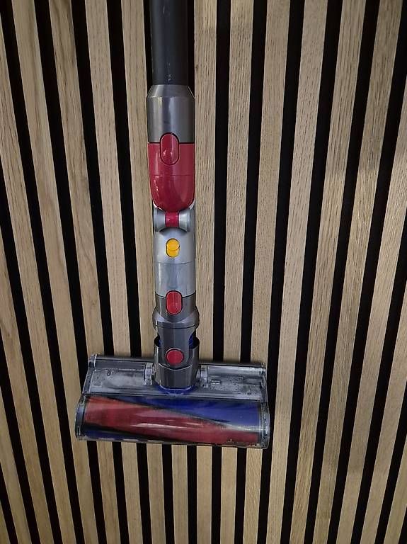 Aspirapolveri & Accessori: Dyson V8 Handstaubsauger – Usato da Rothrist venduto da Ed10 1