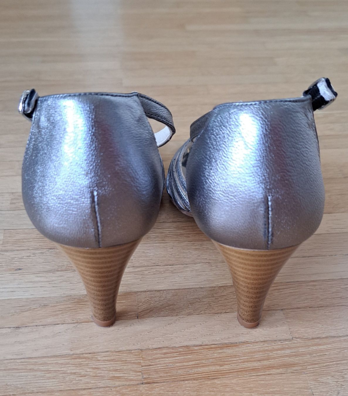 Damenschuhe: Sandales gris argenté en cuir – Gebraucht aus Le Mont-sur-Lausanne von olatiu 3