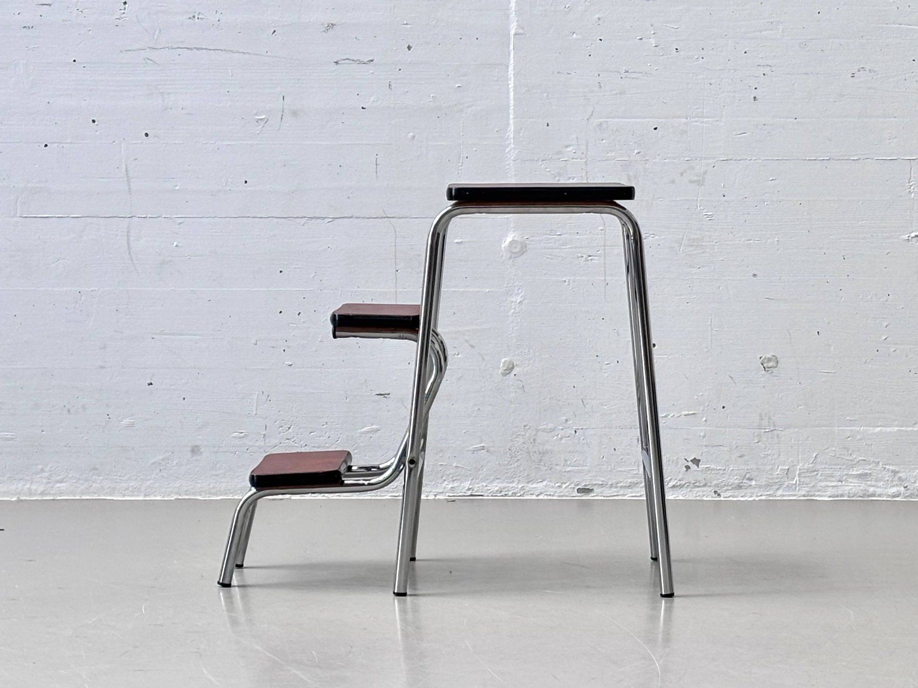 Sgabelli: Vintage Tritthocker mit braunem Kunstleder & Chromgestell – Usato da Zürich venduto da LeMoege 4