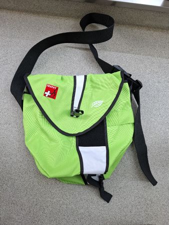 Tasche grün mit weissen Streifen guter Zustand
