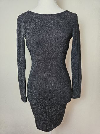 Robe courte noire scintillante dos nu avec chaînes