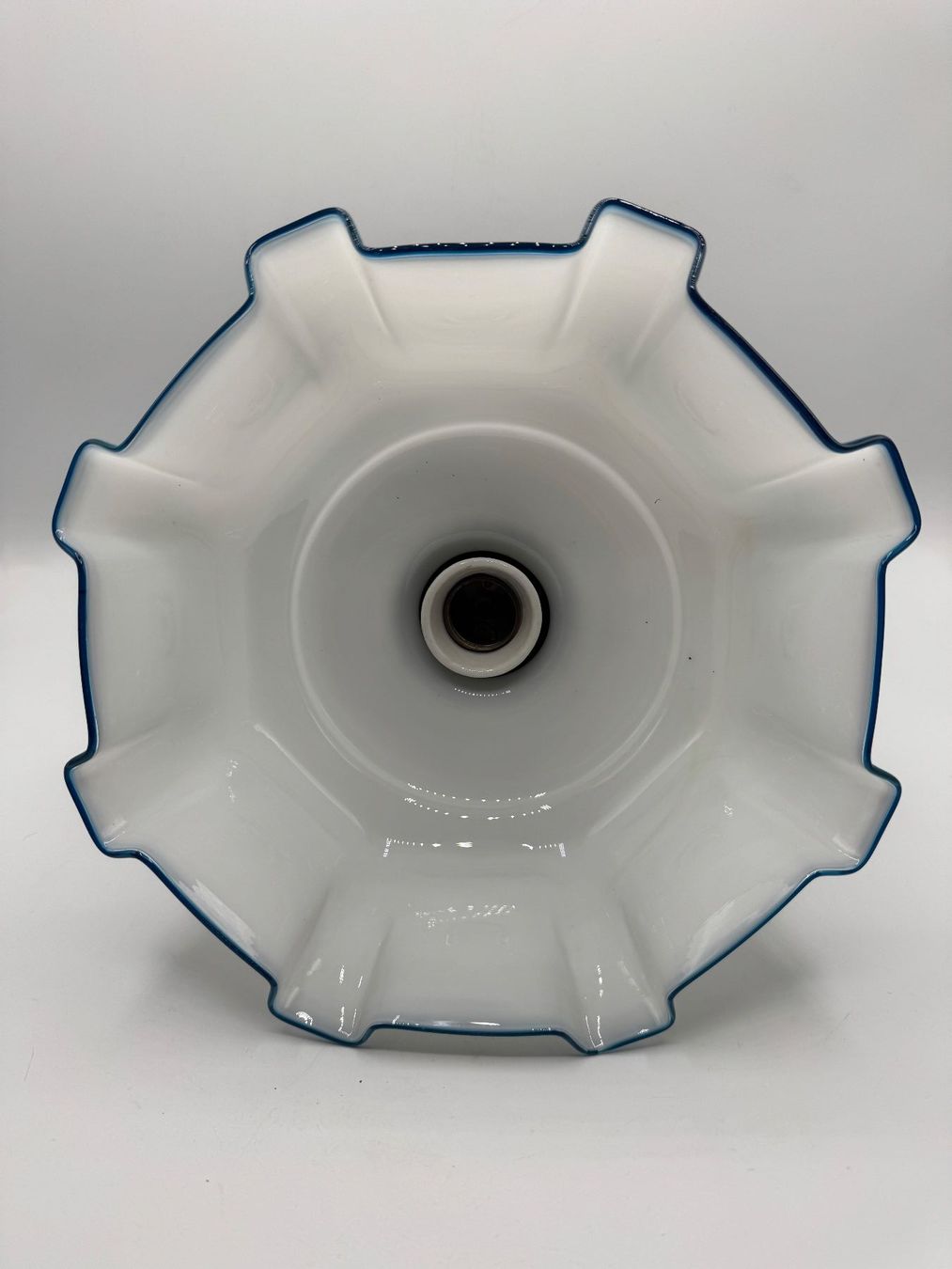 Lampadari & plafoniere: Alte Deckenlampe, Milchglas, Farbiger Rand – Usato da Sachseln venduto da BONATI01 4