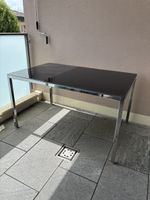 Tisch mit Glasplatte