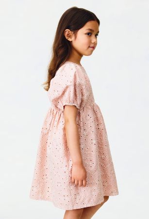 Kleid Mädchen Lochstickerei Gr. 140 *NEU