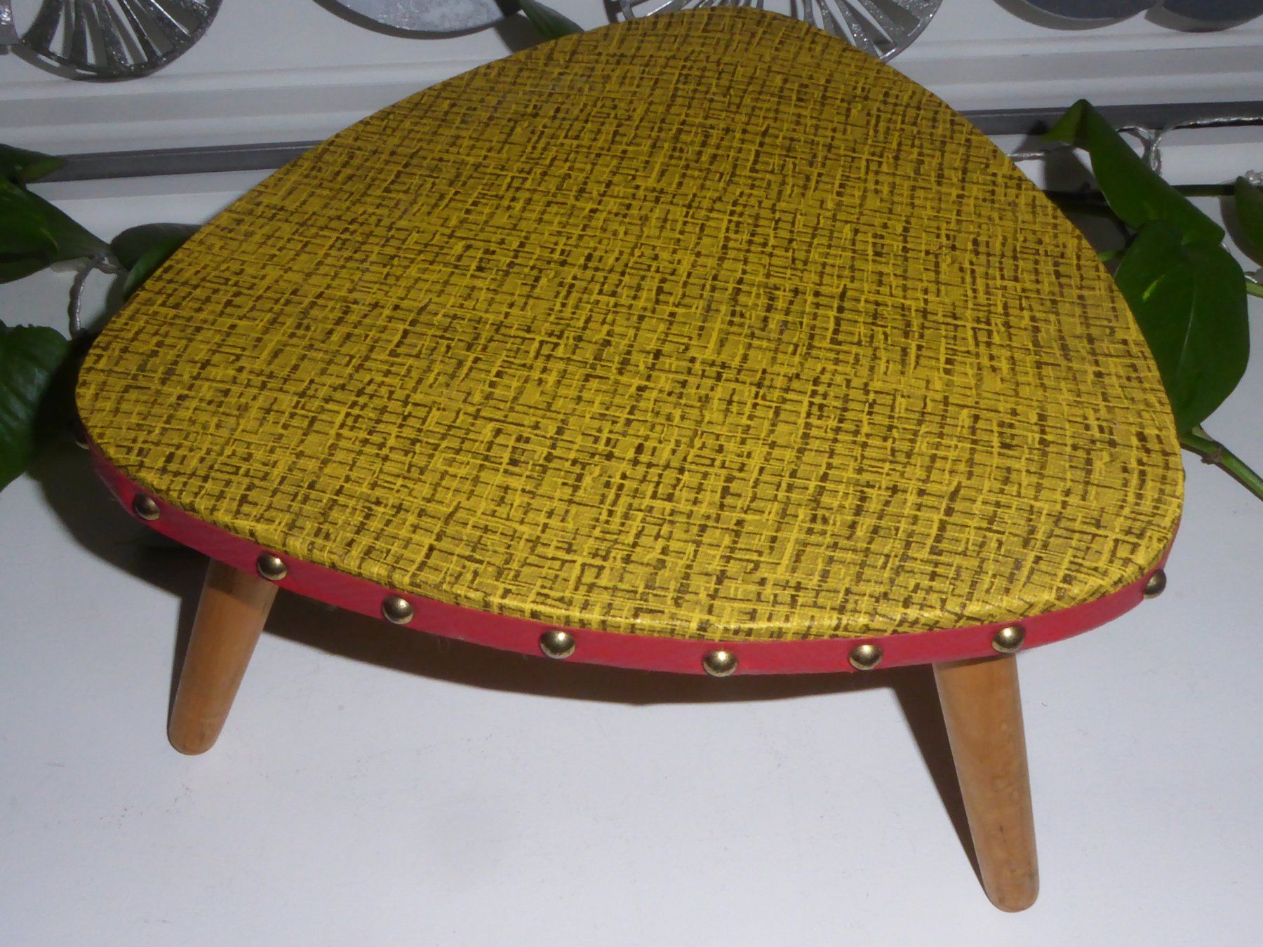 Hocker: Alter 60er Jahre Blumenhocker mit Messingnägeln, CH – Gebraucht aus Burgdorf von Zimpu10 2