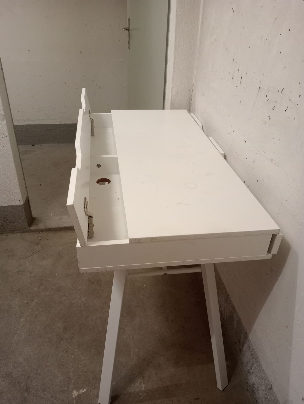 Scrivanie: Tisch mit Kabelkanal – Usato da Meilen venduto da Kinderhuette 1