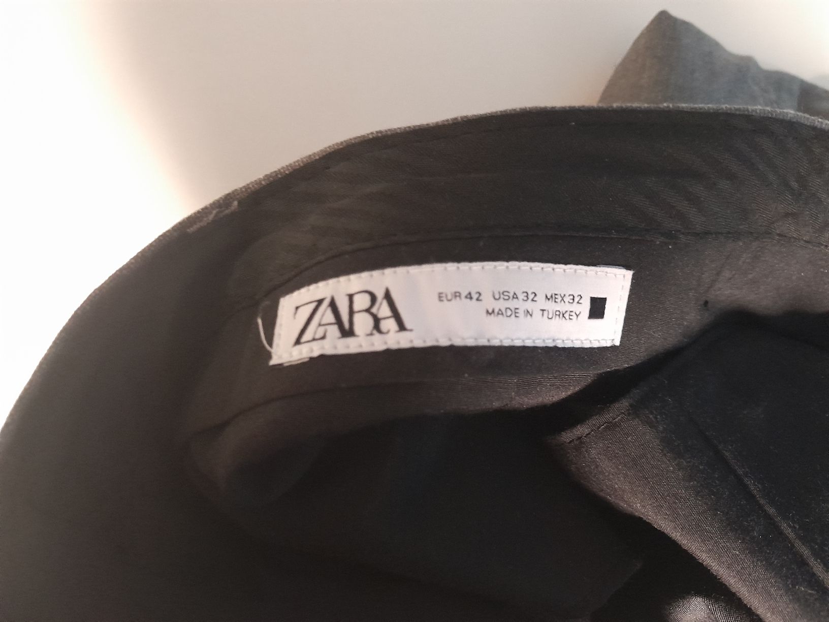 Zara Pantaloni: pantalon zara taille 42 gris – Usato da Genève venduto da ang_fd8z 3