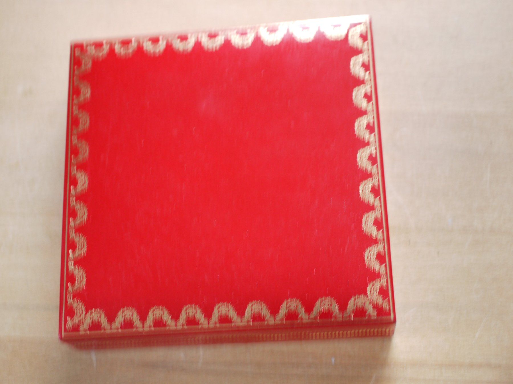 Cartier Portagioie: Mus de Cartier 12 x 12 x 2.8cm Ref. 535 – Usato da Gross venduto da Retro20