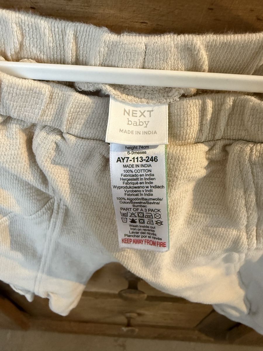 Next Pantaloni: Pantalon pour bébé Next 6-9 mois beige – Usato da Vésenaz venduto da mar_xpz7 2