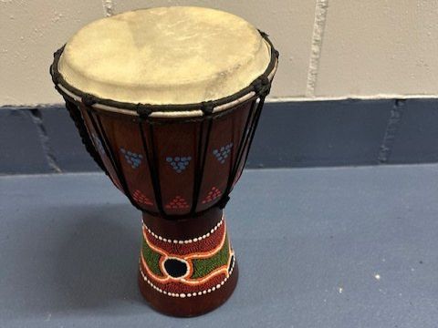 Strumenti musicali: Djembe Trommel bemalt mit Schlagfell – Usato da Pfäffikon ZH venduto da thf_rqs2