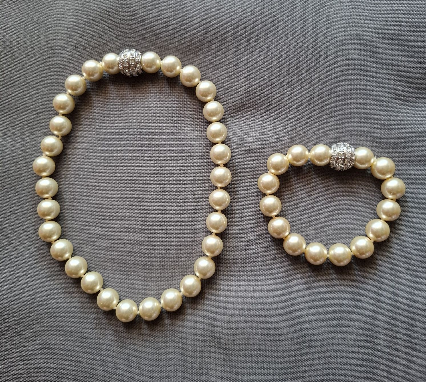 Colliers: Set - Perlenkette mit Armschmuck, Kunstperlen – D'occasion à Dietikon par Hirschkopf