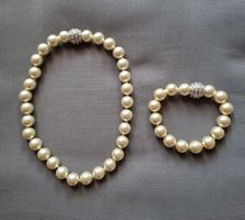 Set - Perlenkette mit Armschmuck, Kunstperlen