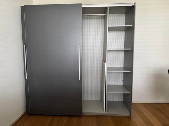 Armadi: Grosser Schiebetürenschrank Anthrazit / Grau – Usato da Luzern venduto da Compi