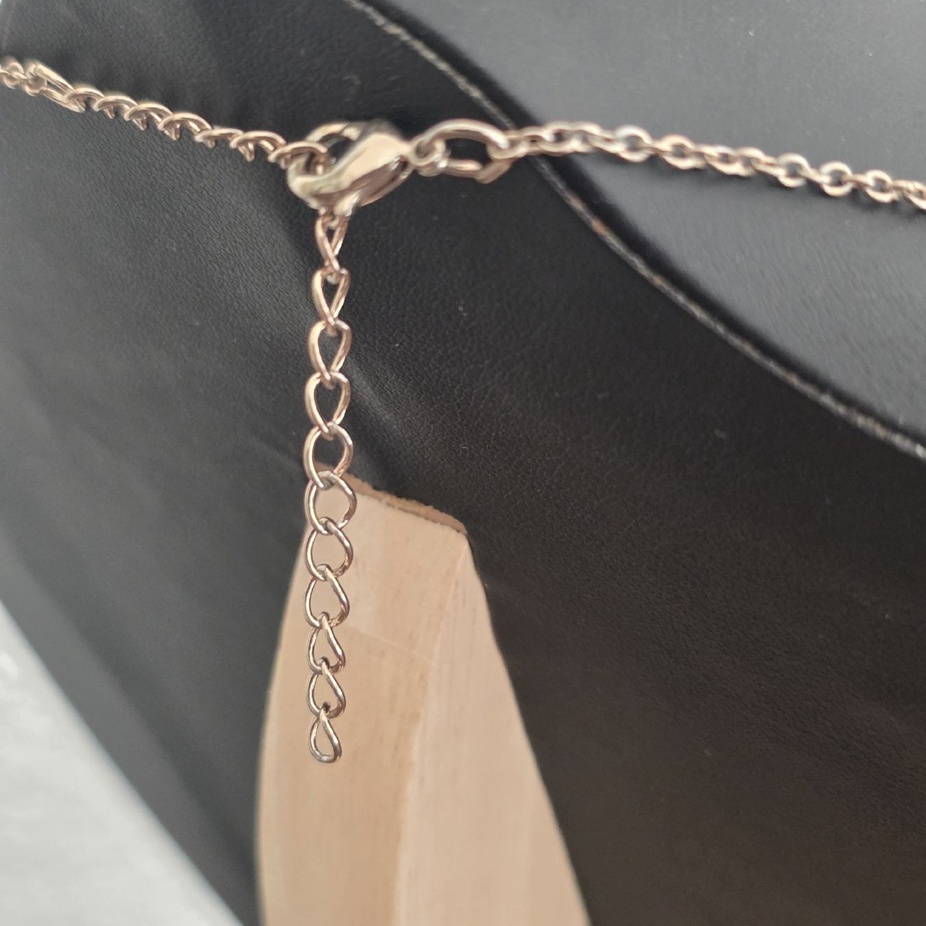 Ketten: Collier Blumenkettchen creme mit Strass neuwertig – Gebraucht aus Rheinsulz von Gilea 3
