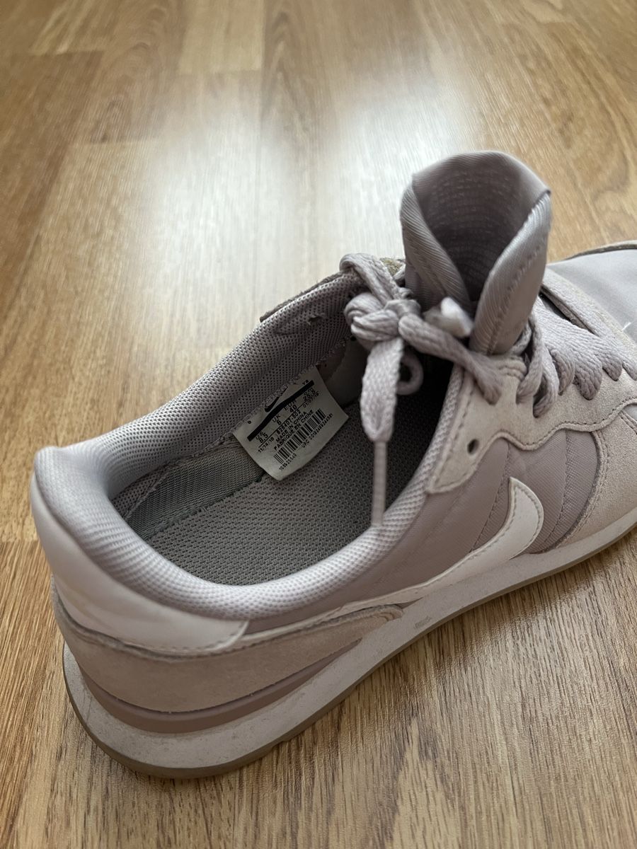 Nike Scarpe da donna: Nike Sneaker Damen 40 violett/weiss – Usato da Embrach venduto da selviv 4