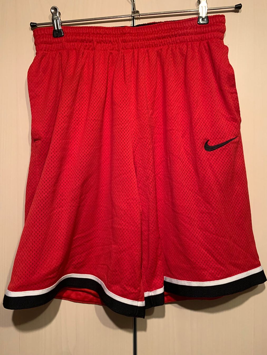 Nike Hosen: Herren Nike Shorts rot, Grösse L – Gebraucht aus Rosshäusern von MiJoDoOl