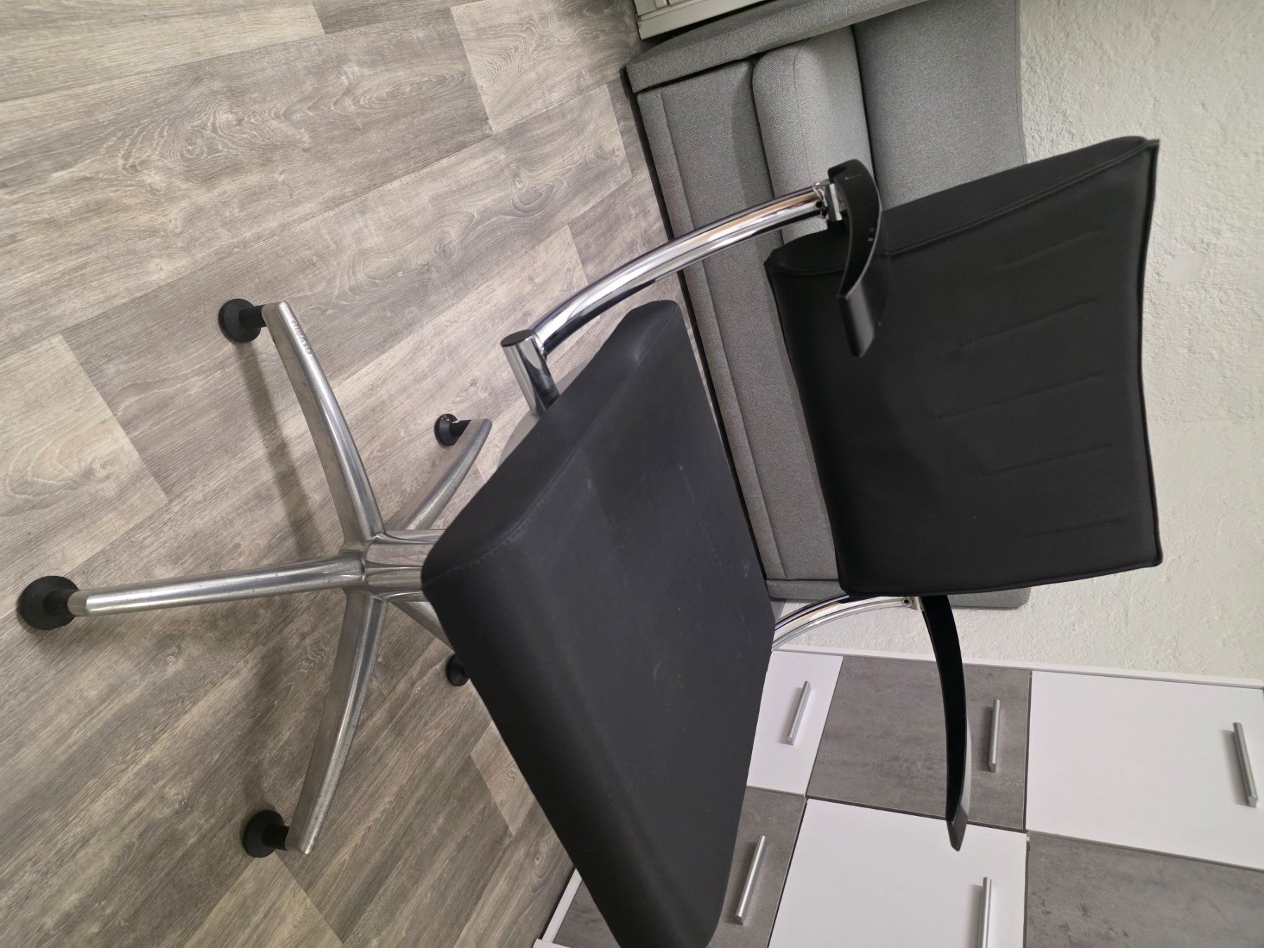 Stühle: Coiffeur  Stuhl mit Hebevorrichtung – Gebraucht aus Muri AG von ogi