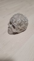 Halloween Deko: Totenkopf-Kerze mit Blumenmuster, Grau