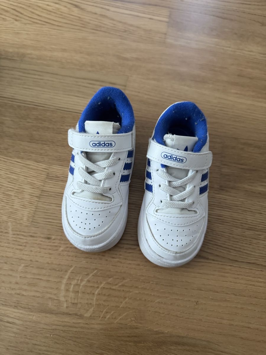 Adidas Scarpe per ragazzi: Baskets Adid as garçons blanches et bleues, pointure 22, – Usato da La Chaux-de-Fonds venduto da kel_9khc 1