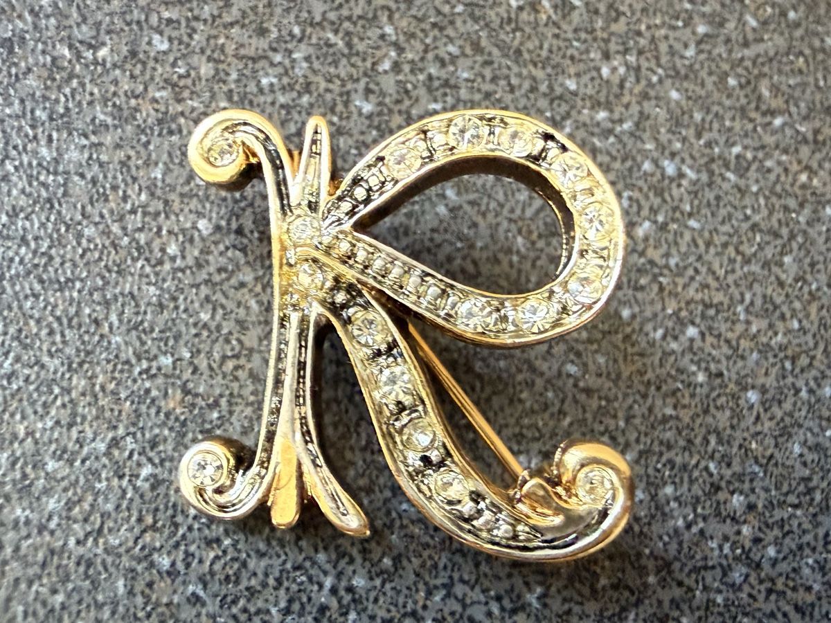 Broches & Aiguilles: Vintage-Brosche mit Initiale R goldfarben mit Strass. – D'occasion à Lamone par LaCantinaMagica