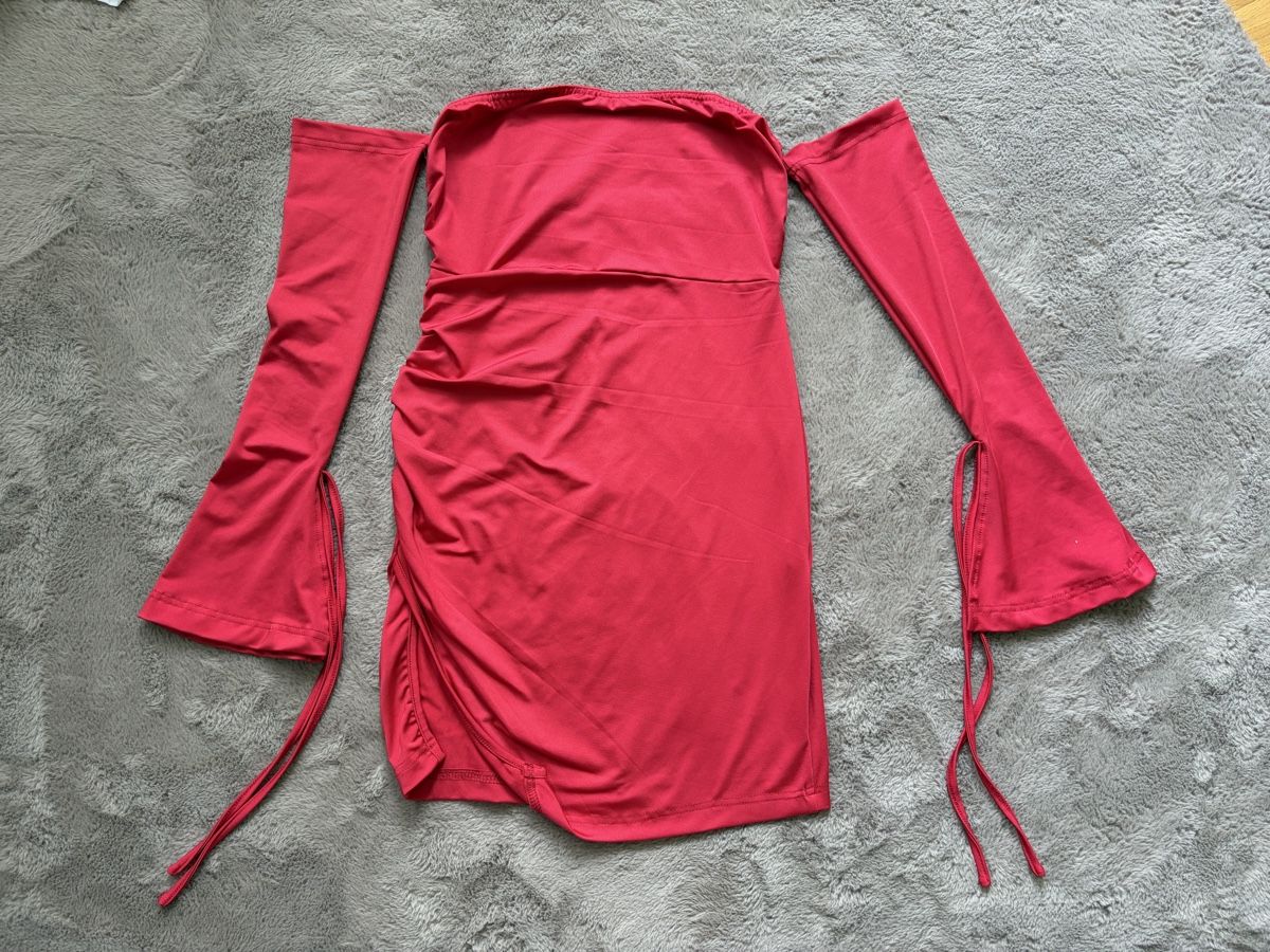 Vestiti: Kleid mit langen Ärmeln rot Grösse S/M NEU – Nuovo e nell'imballaggio originale da Balgach venduto da Miisarah