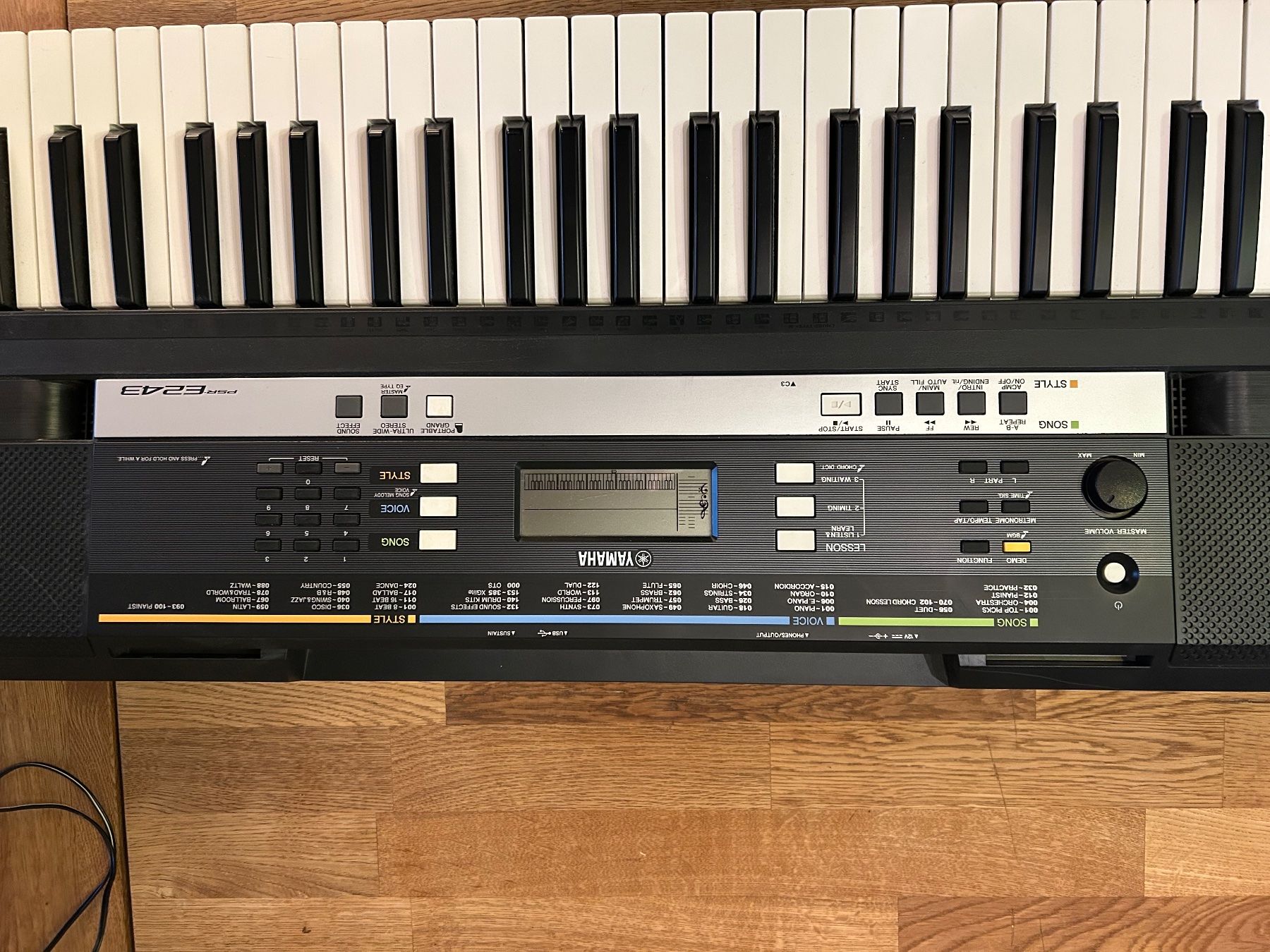 Yamaha Strumenti musicali: Yamaha PSR-E243 Keyboard – Usato da Luzern venduto da bas_jz88 2