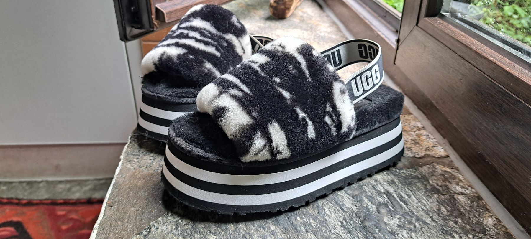 Ugg Damenschuhe: UGG Disco Marble Slide Black – Gebraucht aus Ponte Capriasca von mar_wh9m