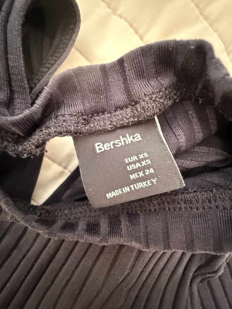 Bershka Top: Crop top noir Bershka – Usato da Le Grand-Saconnex venduto da annaharutyun 2