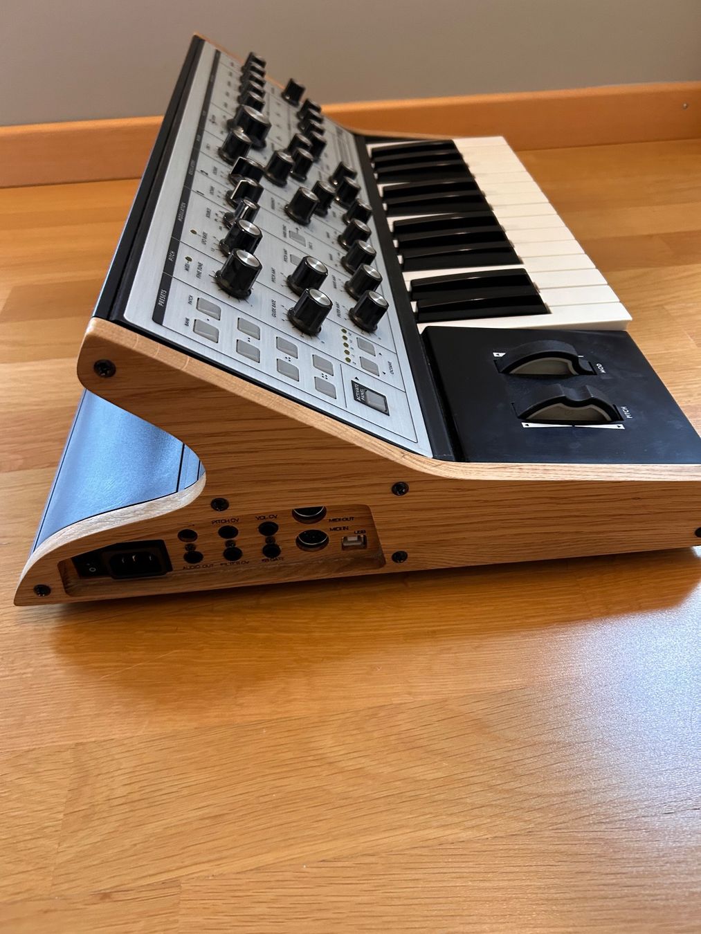 Moog Musikinstrumente: Moog Sub Phatty mit Holz-Sidepanels von "Too Many Synths" – Gebraucht aus St. Gallen von nic_p96r 4