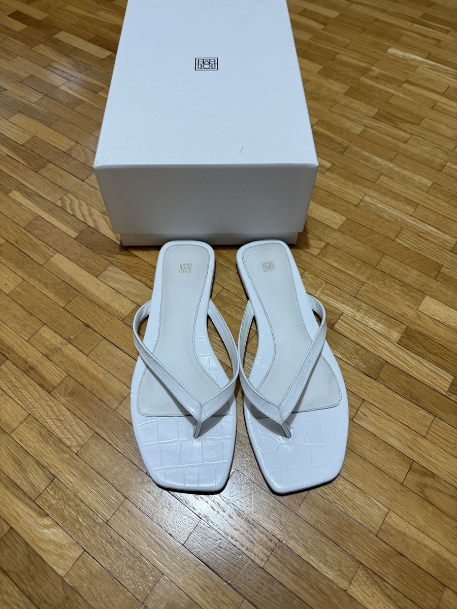 Totême Scarpe da donna: Toteme flip flops size 40 – Usato da Nyon venduto da dasha107