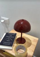 Schöne Tischlampe in Bordeaux-Rot