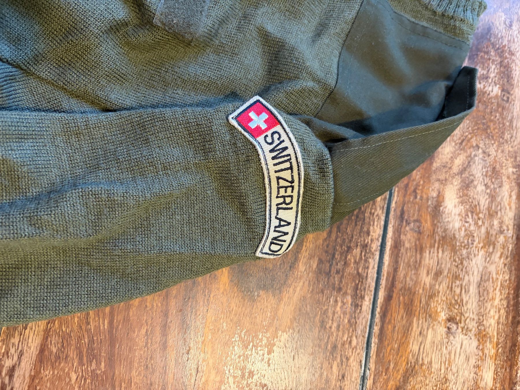 Schweizer Armee Uniformi: Schweizer Armee Pullover oliv gebraucht mit Abzeichen – Usato da Langnau i. E. venduto da balu82 1