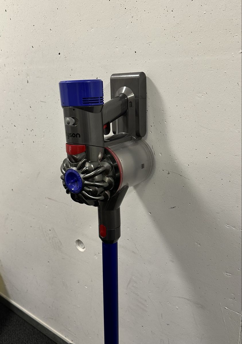 Dyson Aspirateurs & Accessoires: Dyson v8 – D'occasion à Bern par AliceHo 1