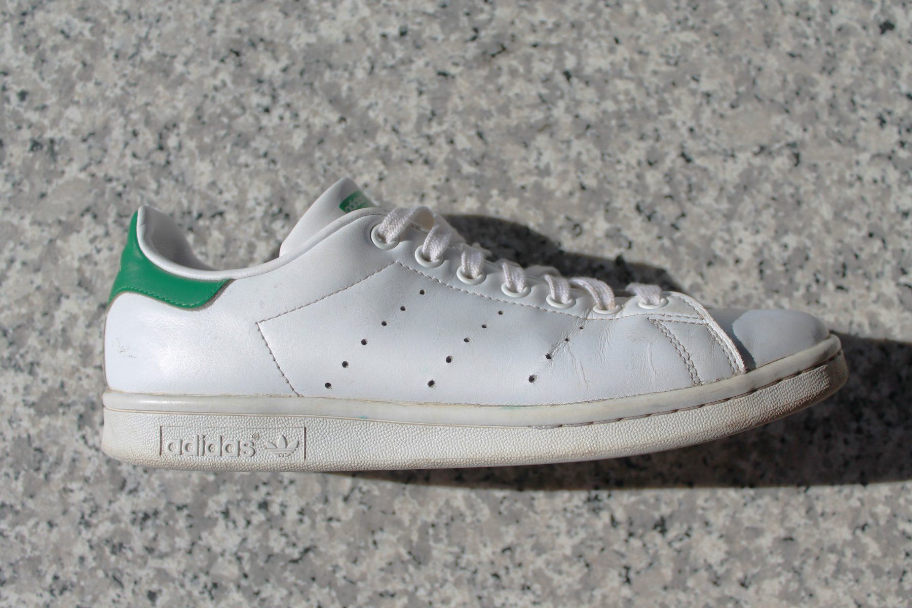 Adidas Scarpe da uomo: Baskets Adidas Stan Smith, taille 41 1/3 – Usato da Chez-le-Bart venduto da jasse
