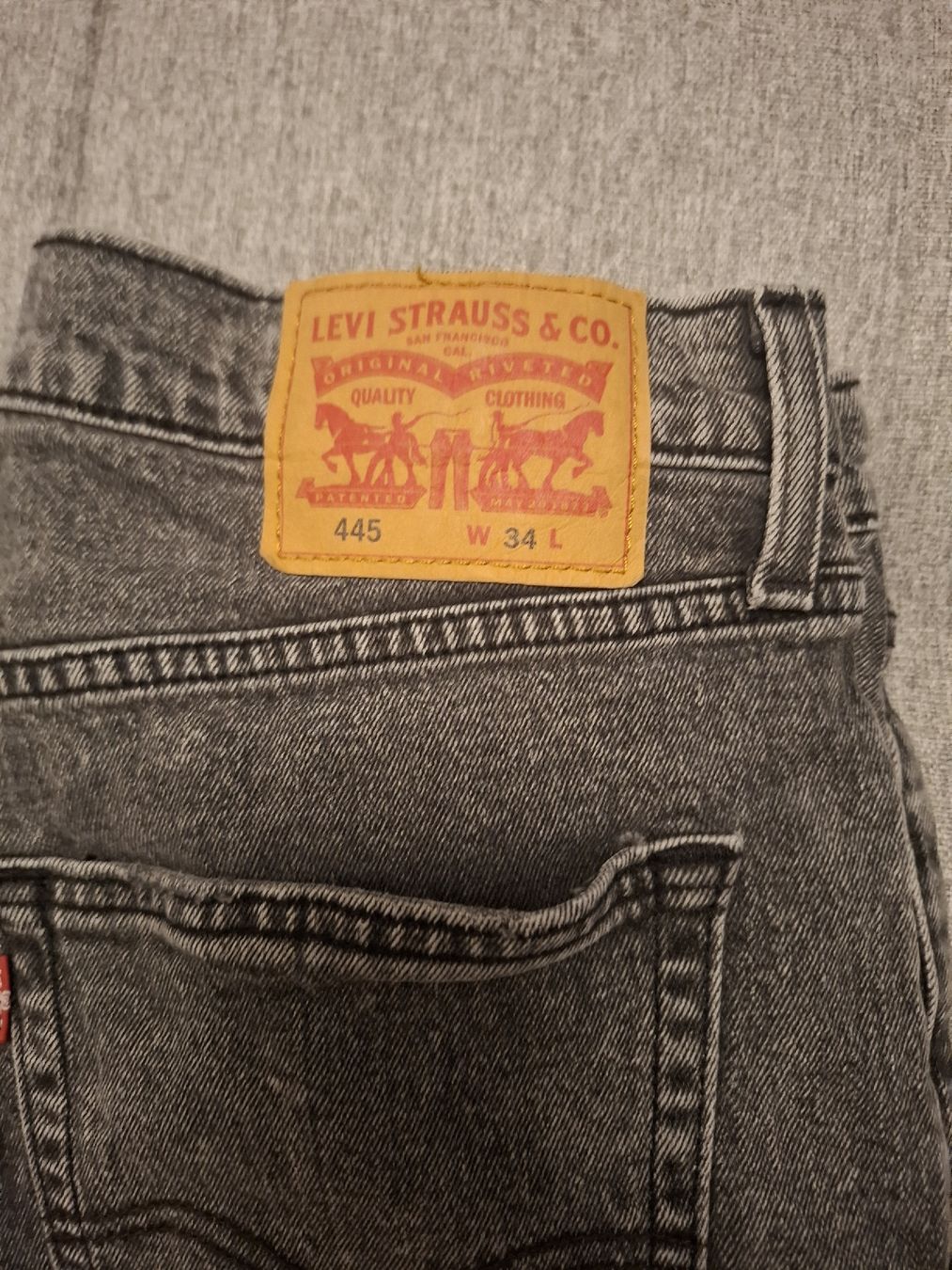 Levi's Jeans: Shorts Levi's 445 gris Taille W34 L – Gebraucht aus Martigny-Croix von Wandou19