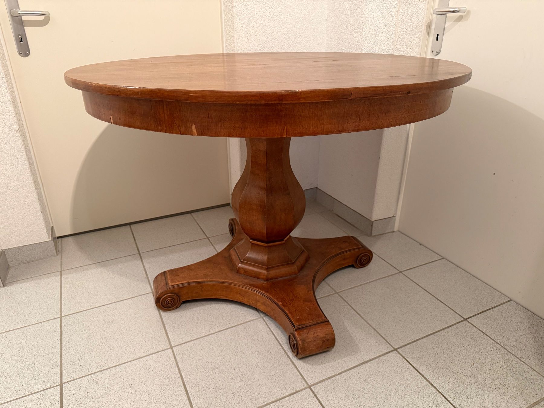 Tavoli: Runder Tisch Holz antik – Usato da Aarau venduto da marktheshark