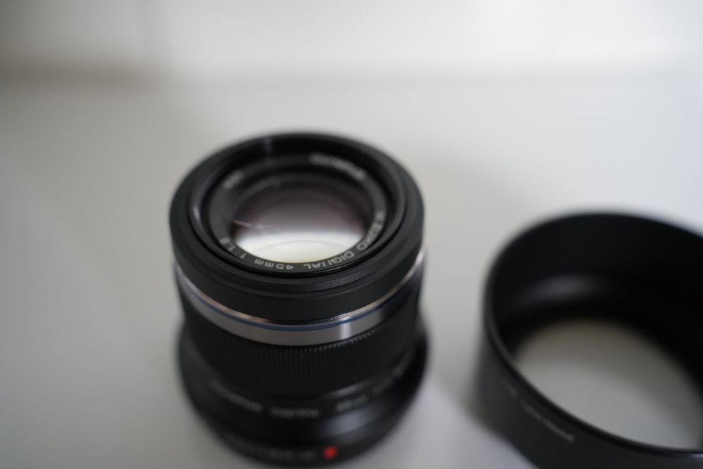Olympus ED 45mm f1.8, inkl. Sonnenblende Kaufen auf Ricardo