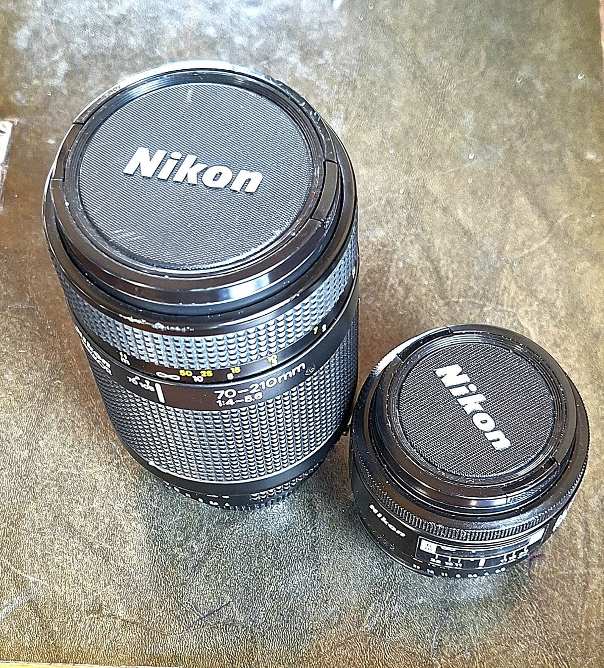 Nikkor Obiettivi: Nikon Objektive 70 - 210 mm und 28 mm – Usato da Bitsch venduto da andart
