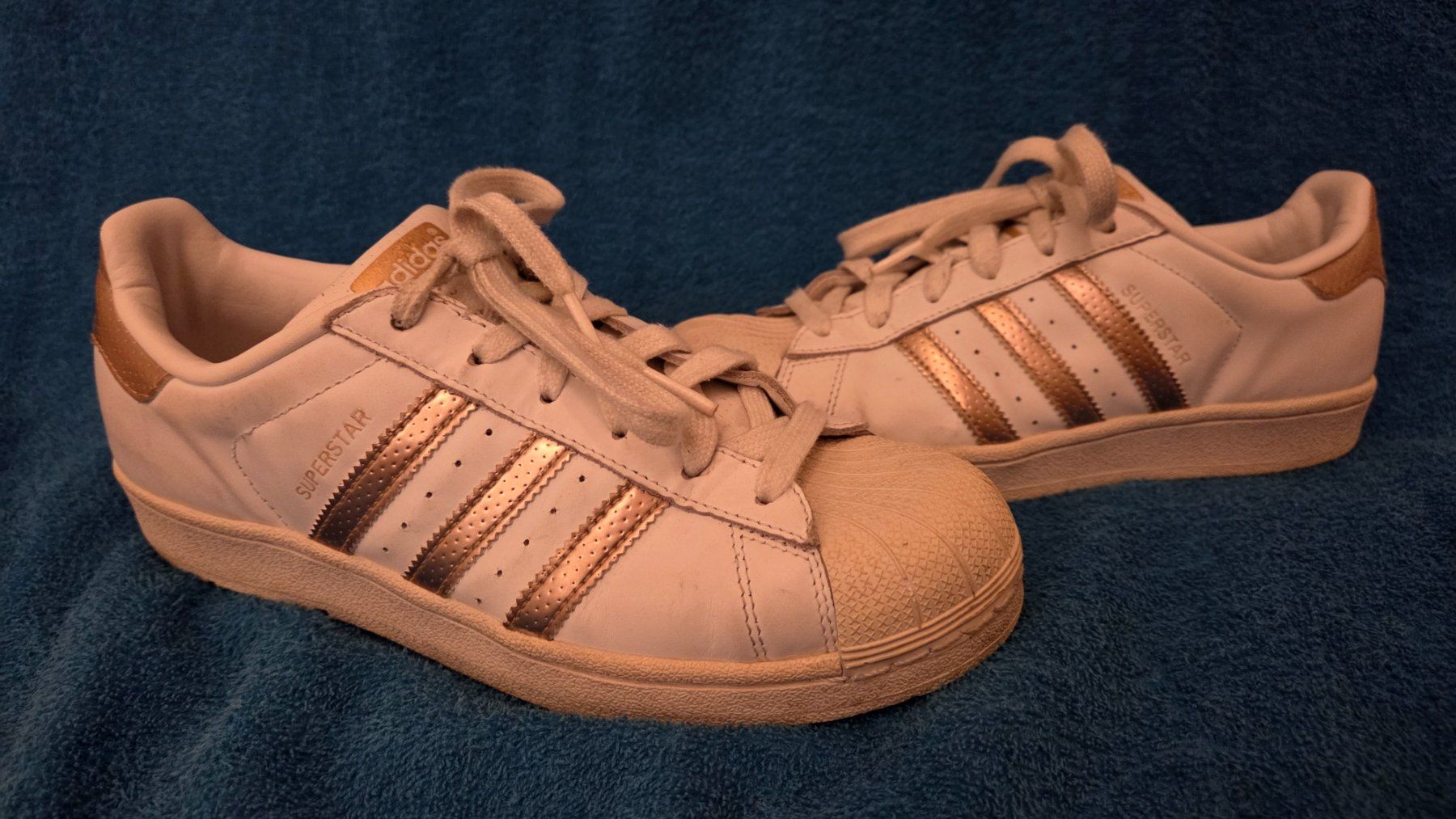 Adidas Damenschuhe: Adidas Superstar Schuhe Weiss/Gold – Gebraucht aus Jona von Zaskar95 1