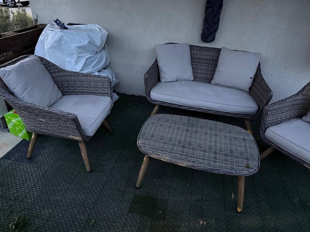 Sofas: GRATIS!! Gartenlounge mit Tisch – D'occasion à Wald ZH par cla_jx8d 1